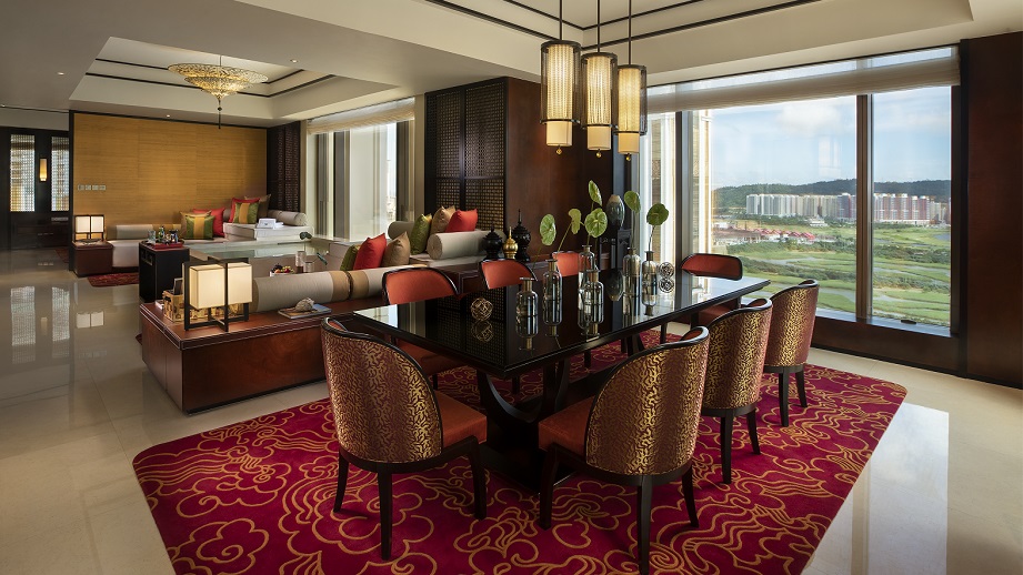 BTM_Room_Signature-Pool-Suite_Living Room.jpg